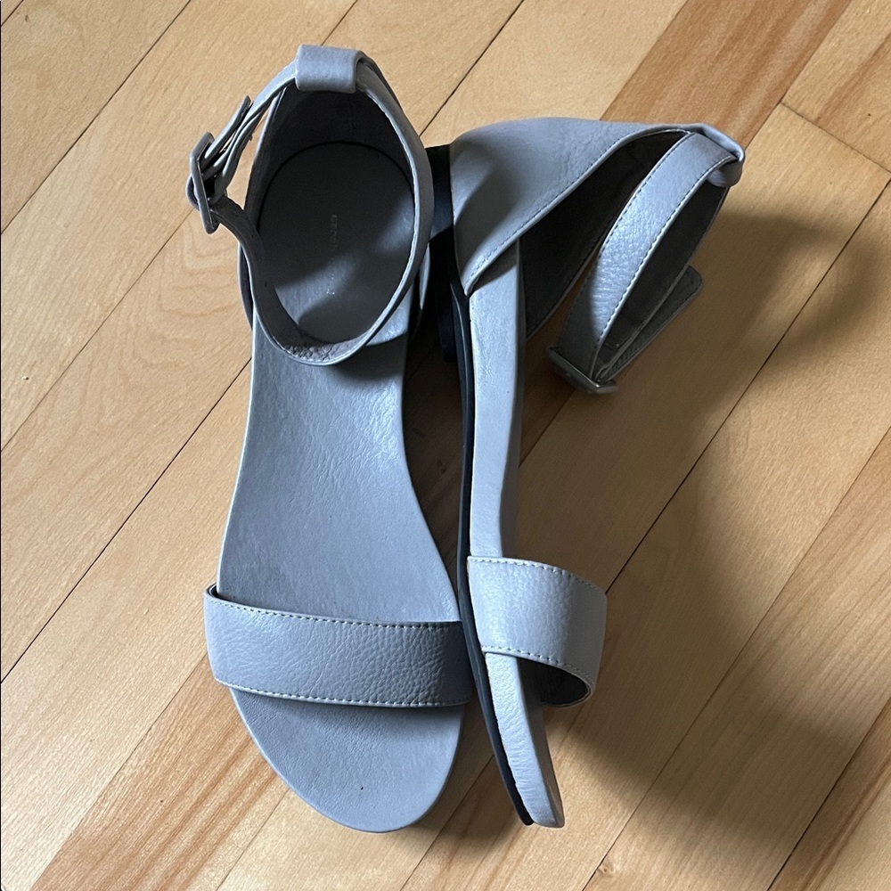 SARAH PACINI grey leather flat sandals with ankle strap, size 41